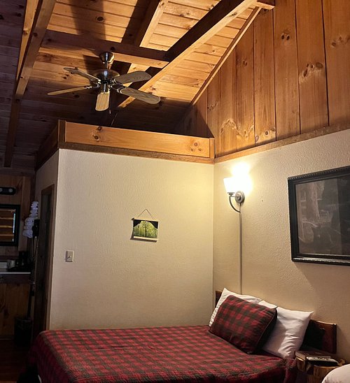 BLACK BEAR LODGE MOTEL (SLADE, KY): 13 fotos, comparação de preços e