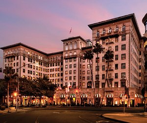 Quiet scene at Rodeo Drive, Beverly Hills. : r/pics