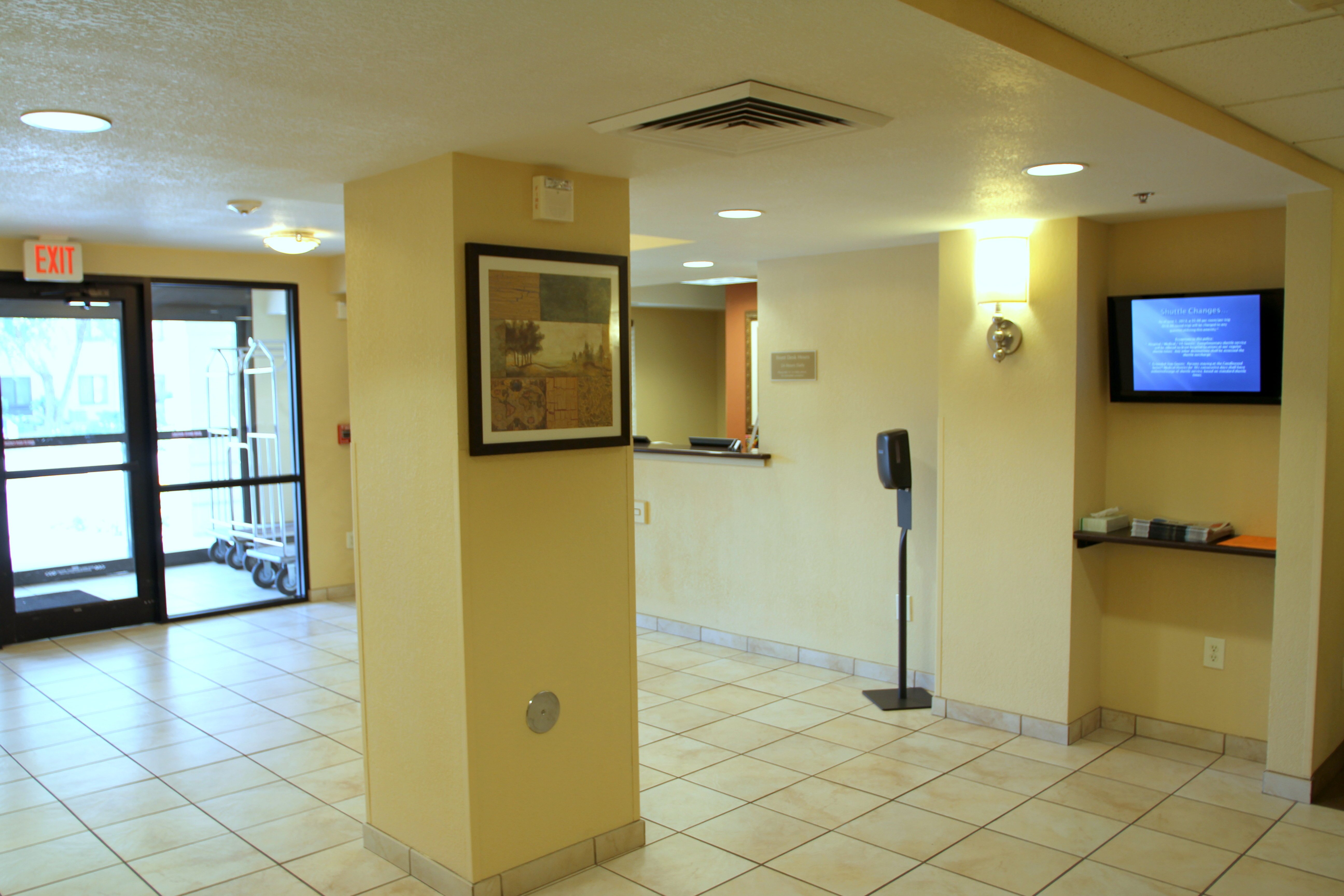 CANDLEWOOD SUITES INDIANAPOLIS DWTN MEDICAL DIST AN IHG HOTEL   Hotel Lobby 