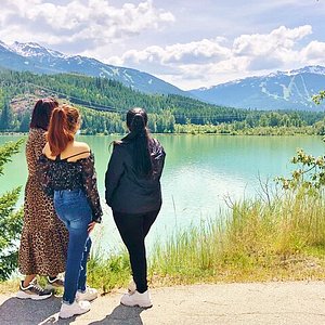 Una donna taglia legna con una motosega. Whistler BC, Canada Foto