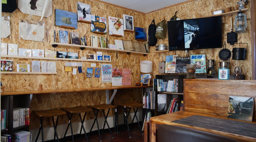 〇 1st floor 4 to 6 people can sit at the counter seats. It is a space that expresses the owner's hobbies such as cameras, books, and outdoor goods.  〇一階 カウンター席で４～６人が座ることが出来ます。 カメラや本、アウトドアグッズなどオーナーの趣味が詰め込まれた空間です。