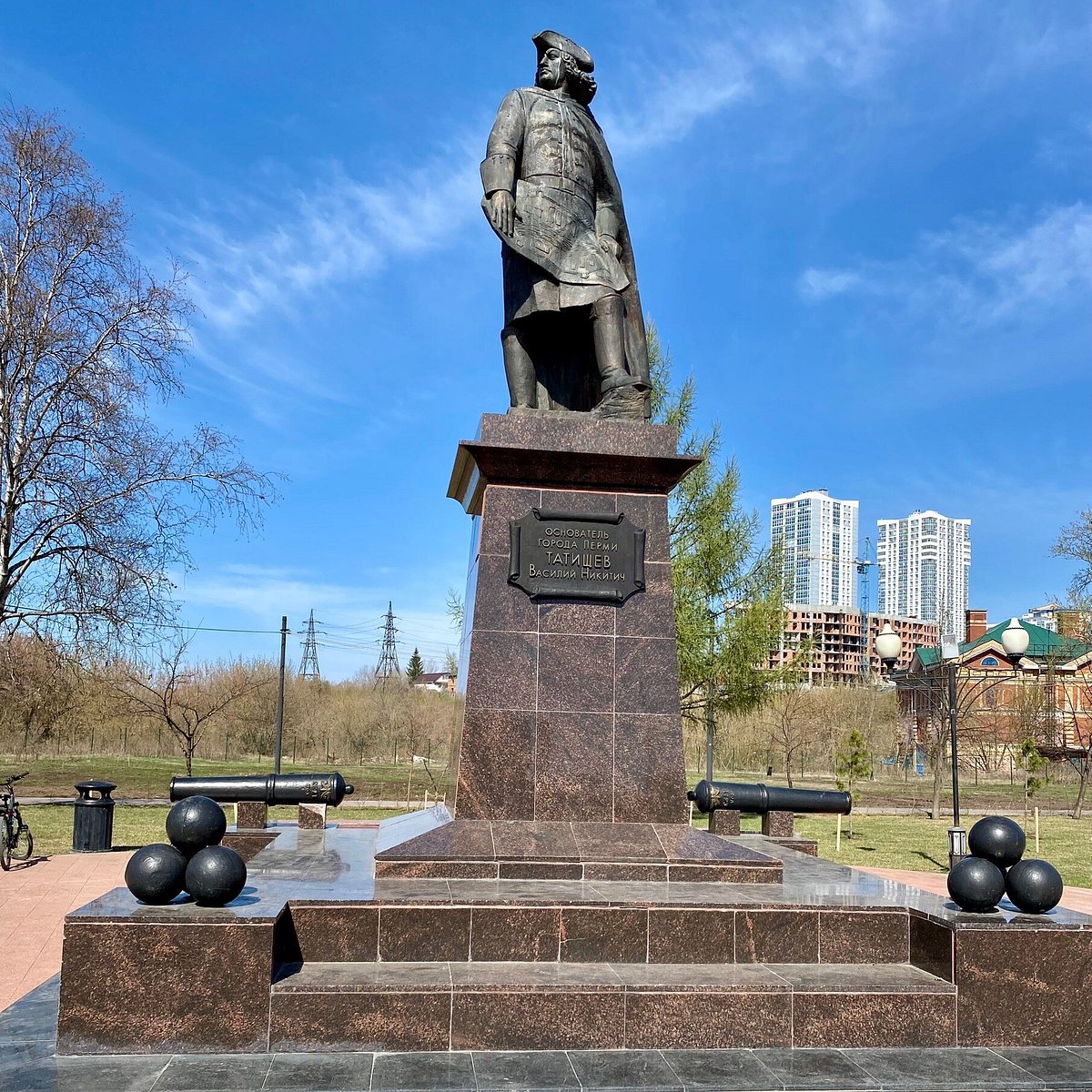 Пермь памятник п. Памятник Татищеву в Перми. Татищев основатель Перми. Татищев памятник Пермь фото.