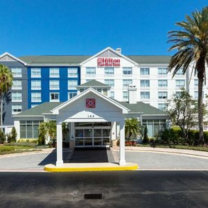 Hilton Garden Inn Daytona Beach Airport in Daytona Beach, image may contain: Hotel, Resort, Neighborhood, Tree
