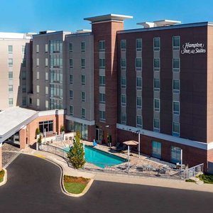 Hampton Inn & Suites Tallahassee Capitol-University in Tallahassee, image may contain: Hotel, City, Condo, Office Building