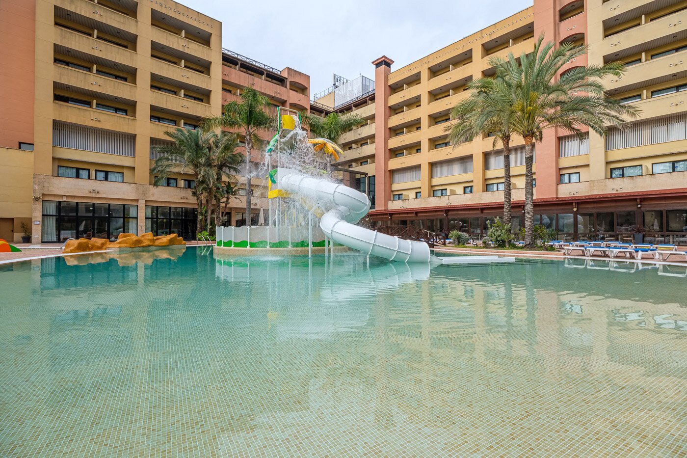 cambrils-park-on-the-costa-dorada-has-an-amazing-pool-complex