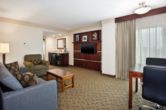 HOLIDAY INN UNIVERSITY PLAZA-BOWLING GREEN, AN IHG HOTEL - Updated 2024 ...