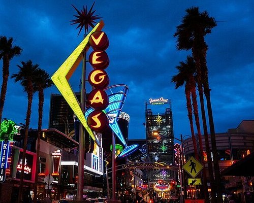Las Vegas: Panoramic Night Tour with Live Guide