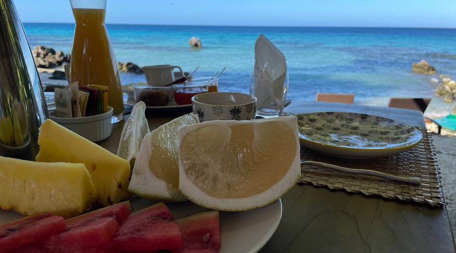 Petit déjeuner face au lagon