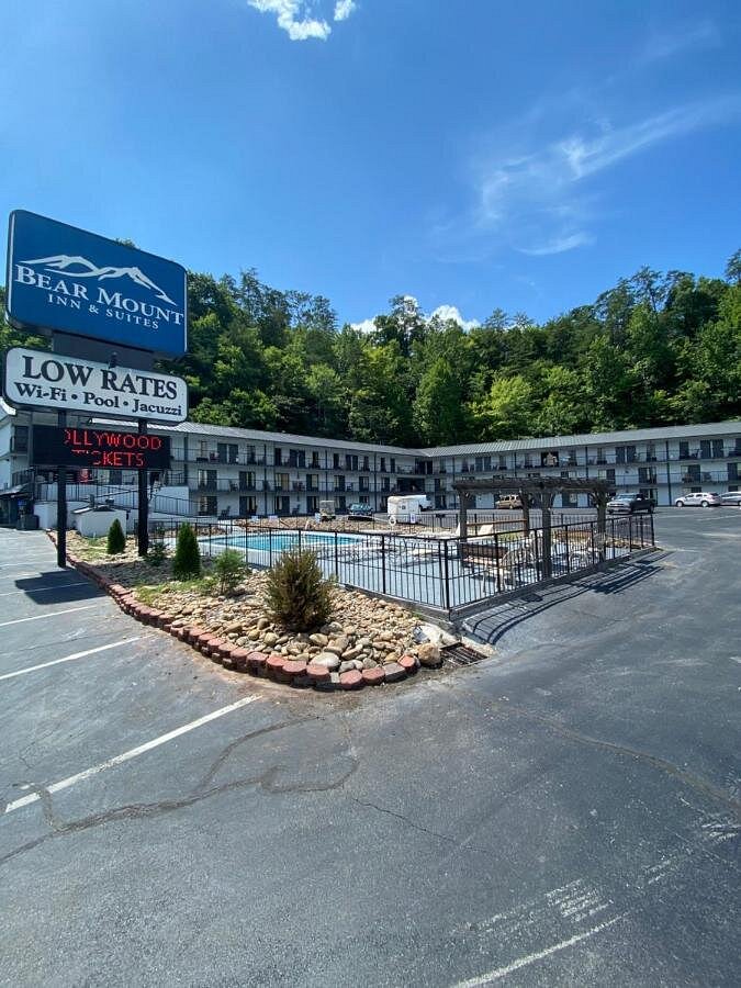 BEAR MOUNT INN & SUITES (Pigeon Forge) - Motel Reviews, Photos, Rate