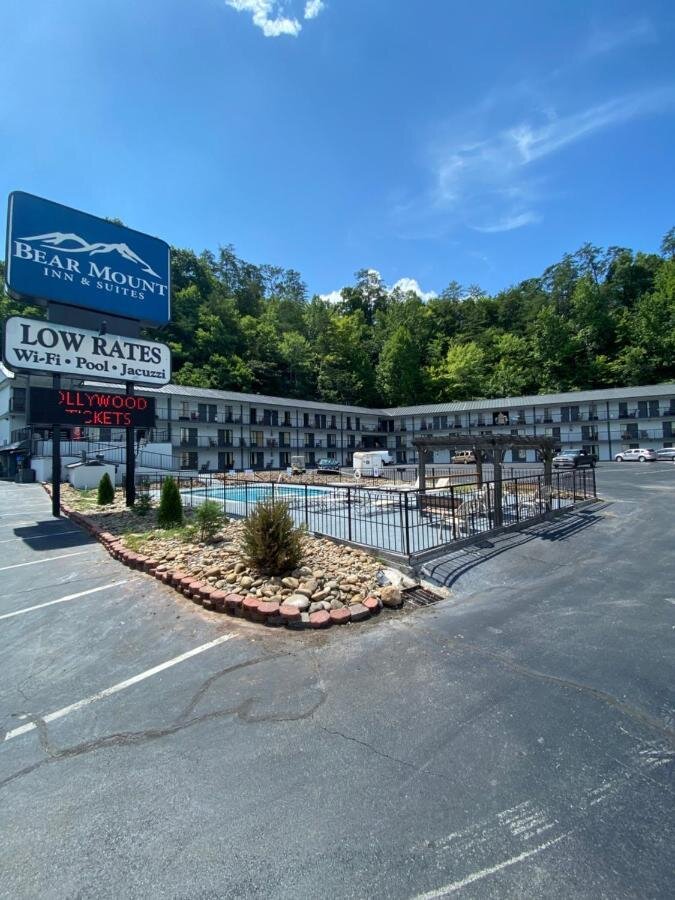 BEAR MOUNT INN & SUITES (Pigeon Forge) - Motel Reviews, Photos, Rate