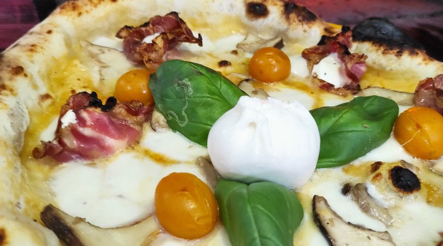 Ariete....base pomodoro giallo, fior di latte, cardoncello fresco,,datterino , ciuffetti di capocollo di Martina Franca e Philadelphia,burrata Pugliese.