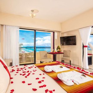 Crown Cancun Room Honeymoon