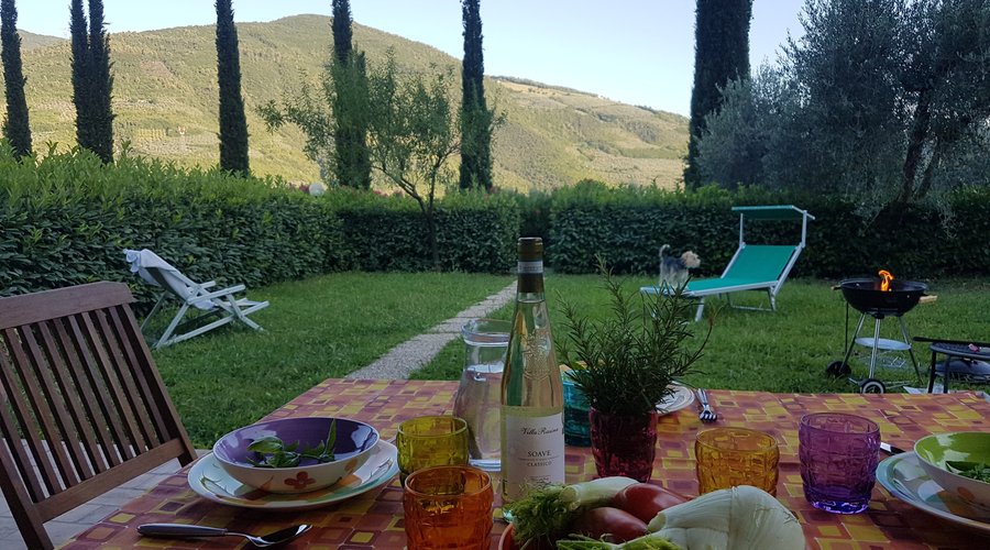 I giardini degli appartamenti sono attrezzati con tavoli e sedie per mangiare all'aperto