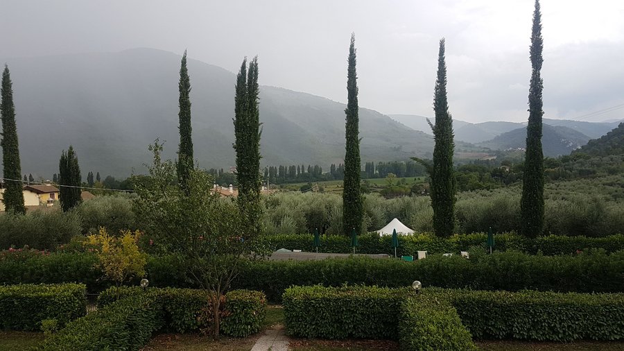 Vista sulla valle in una giornata di pioggia
