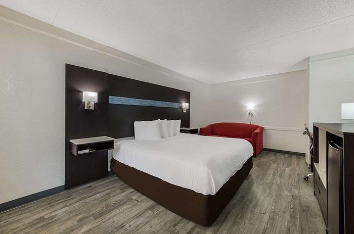 Dorm-room style amenities with a microwave built in spotlight - Picture of  La Quinta Inn & Suites by Wyndham Charlotte Airport North - Tripadvisor