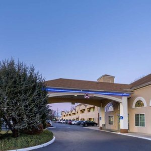 Days Inn & Suites by Wyndham Cherry Hill - Philadelphia in Cherry Hill