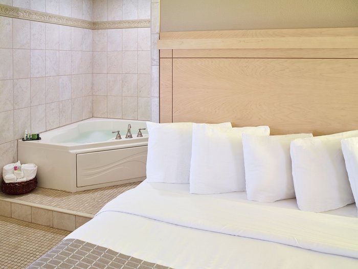 Hotel In St. Paul, MN With Jacuzzi Suites – LivINN Hotel