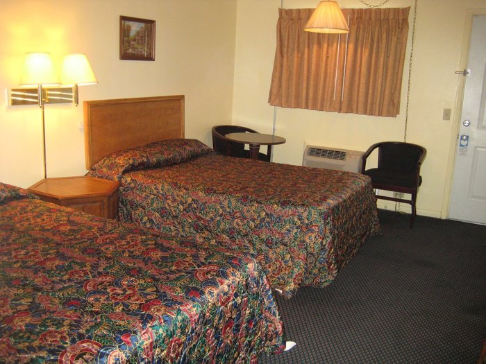 GUEST HOUSE MOTEL - Prices & Reviews (Chanute, KS)