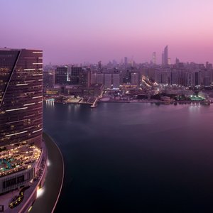 Hotel Exterior & Surrounding Area