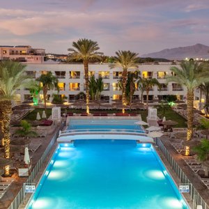 LResort Deluxe Suite Pool Dpi