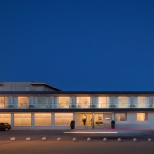 972851 Exterior