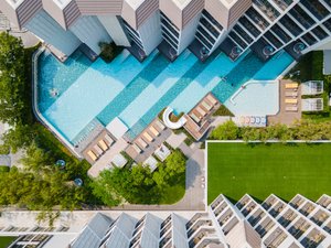 Pool & Beach