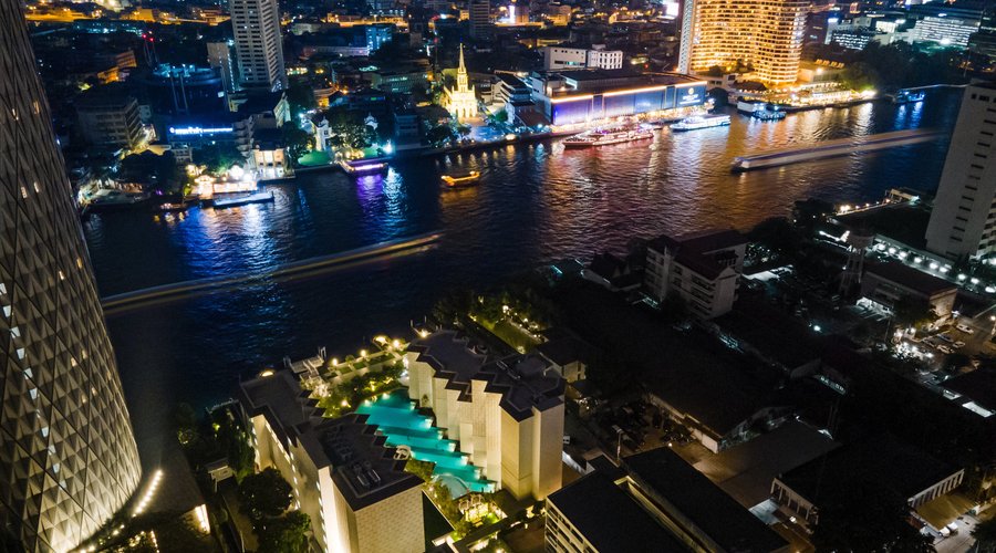 SURROUNDING ATTRACTIONS
With regards to its neighborhood, the hotel is surrounded by a mega mall, ICONSIAM, which houses Siam Takashimaya, Khlong San night market, Tha Din Daeng local fresh market, as well as many local food stalls.

In addition, there are a number of ancient Buddhist temples in the area, such as Wat Suwan, Wat Phitchaya Yatikaram, Wat Anongkharam, Wat Thong Thammachat, and Wat Thong Nopakhun, known for its ornate golden windows dated back to Ayudhaya era. There is also a Mahaya
