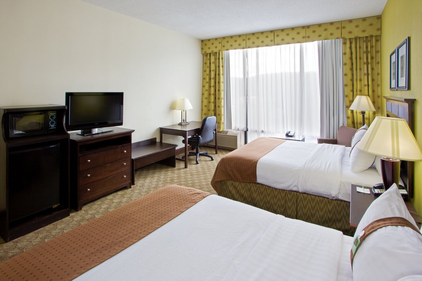 HOLIDAY INN ROANOKE-TANGLEWOOD-RT 419&I581, AN IHG HOTEL $102 ($̶1̶7̶1̶