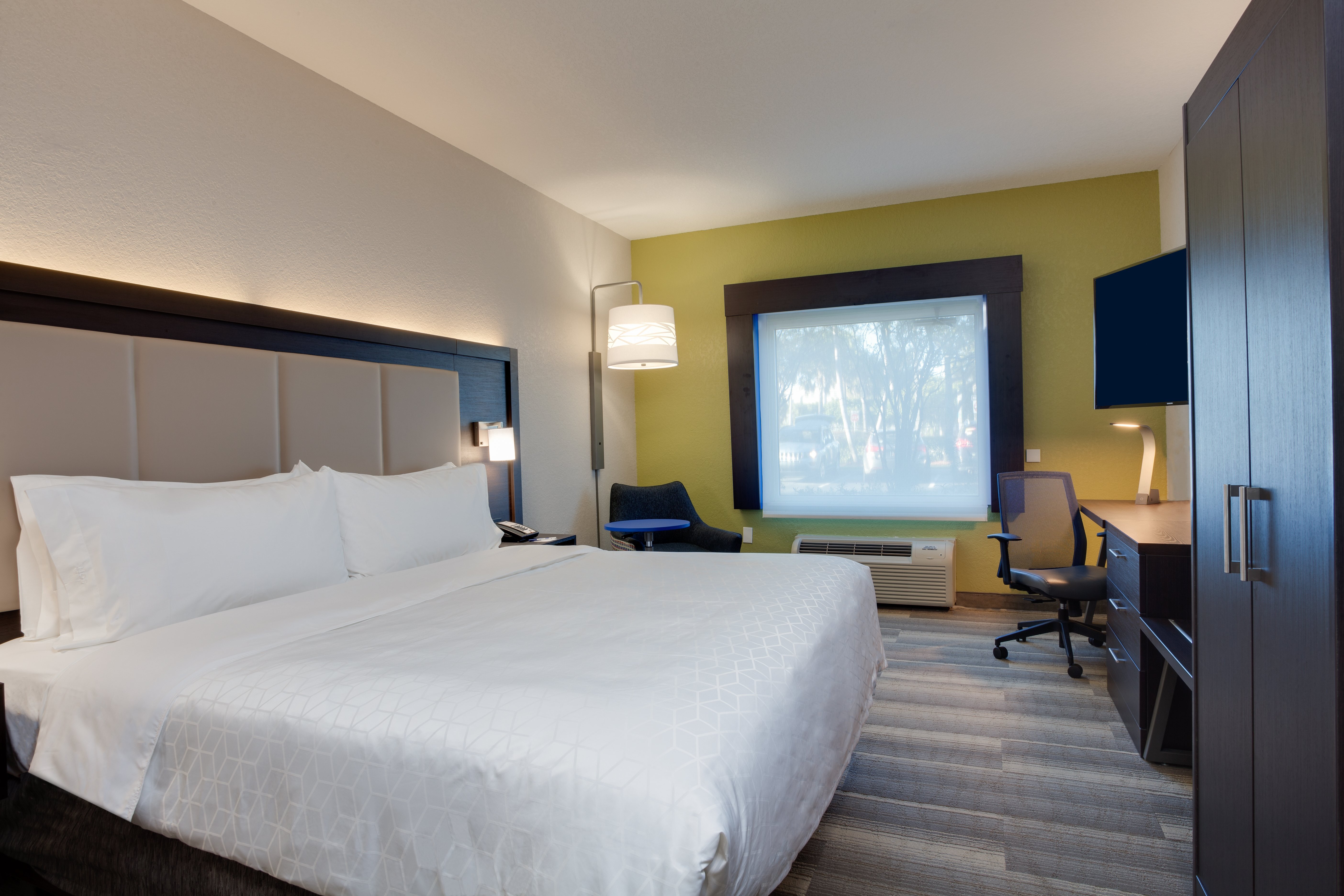 Holiday Inn Express Suites Ft Lauderdale Airport Cruise UPDATED   King Ada 