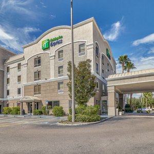 Best hotel to stay few minutes away from the Clearwater Beach.