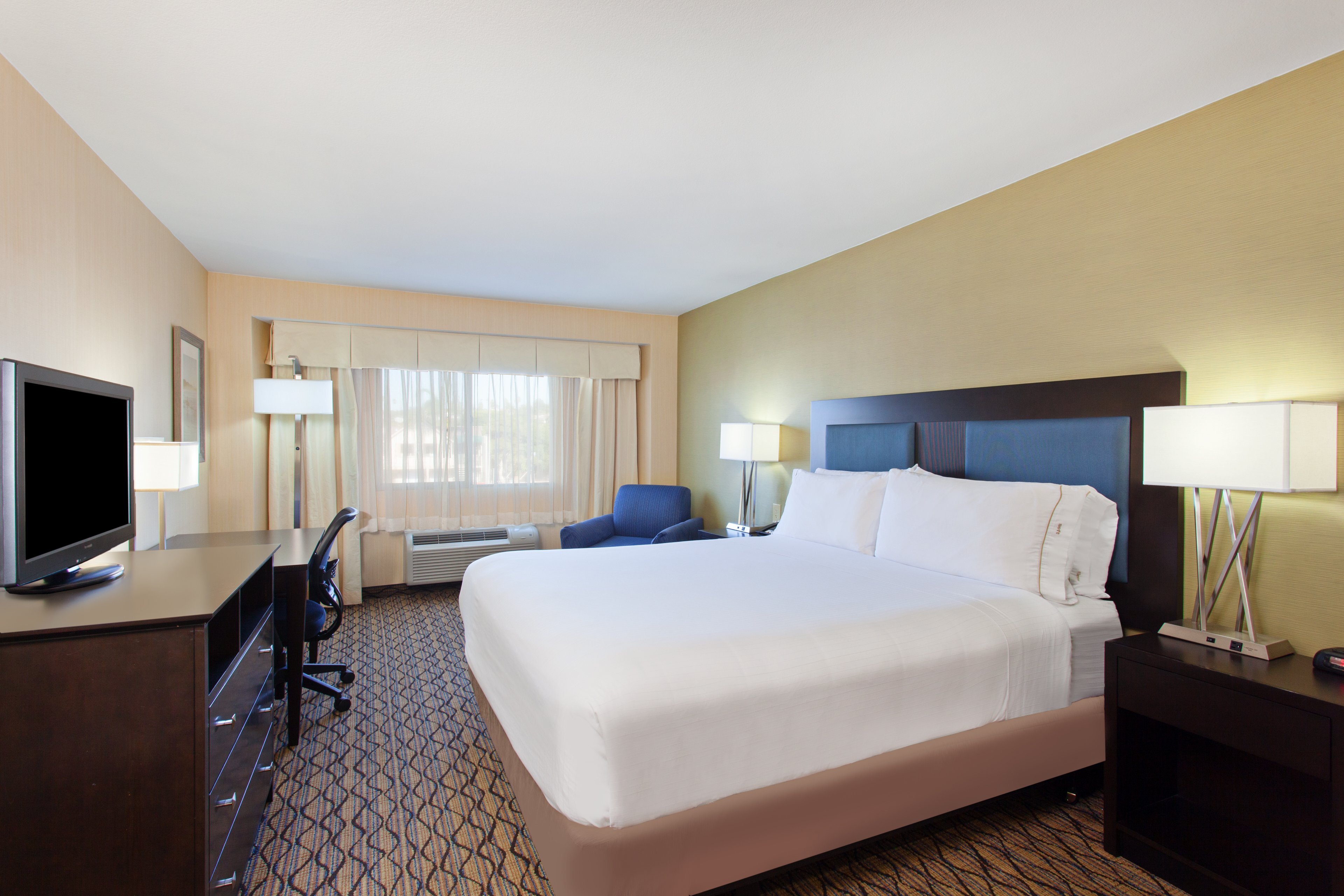 HOLIDAY INN EXPRESS NEWPORT BEACH AN IHG HOTEL 183 2 3 9   Comfortable Guestroom 