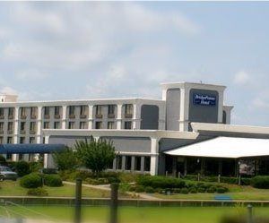 Bridgepointe Hotel and Marina in New Bern, image may contain: Pond, Waterfront, Grass, Office Building