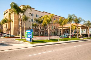 Holiday Inn Express & Suites Bakersfield Central, an IHG Hotel in Bakersfield