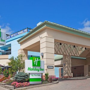 Hotel within walking distance to Niagara Falls