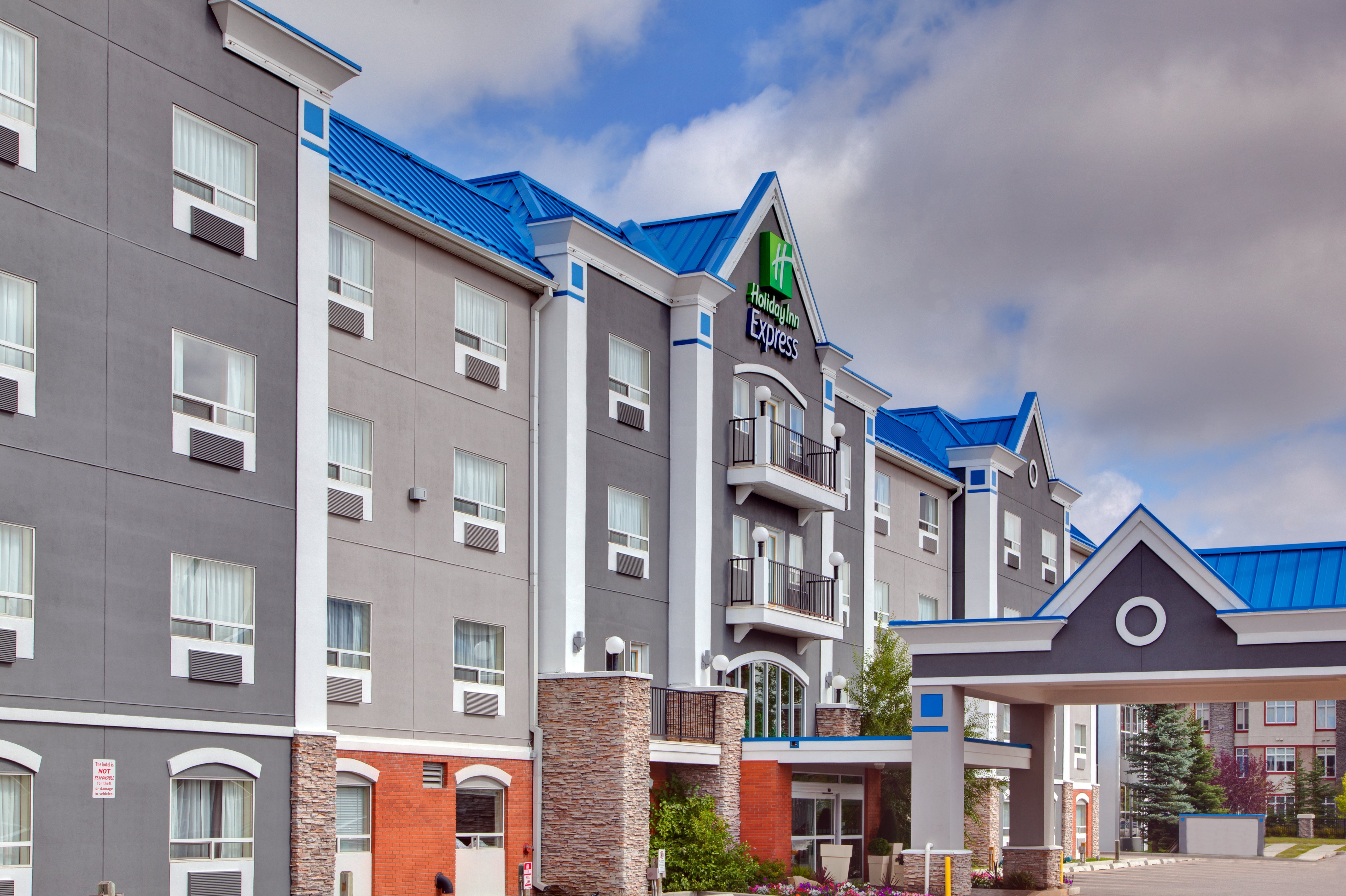 HOLIDAY INN EXPRESS SUITES CALGARY SOUTH MACLEOD TRAIL S AN IHG   Free Parking With Plugins 