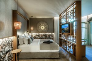 Room & Suite
