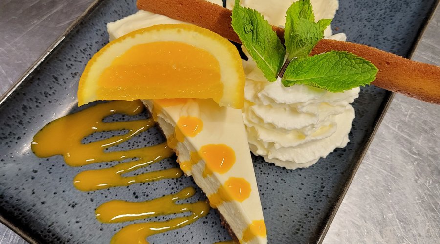 Huisgemaakte witte chocolade cheesecake