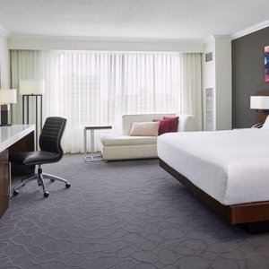 King Signature Club Guest Room
