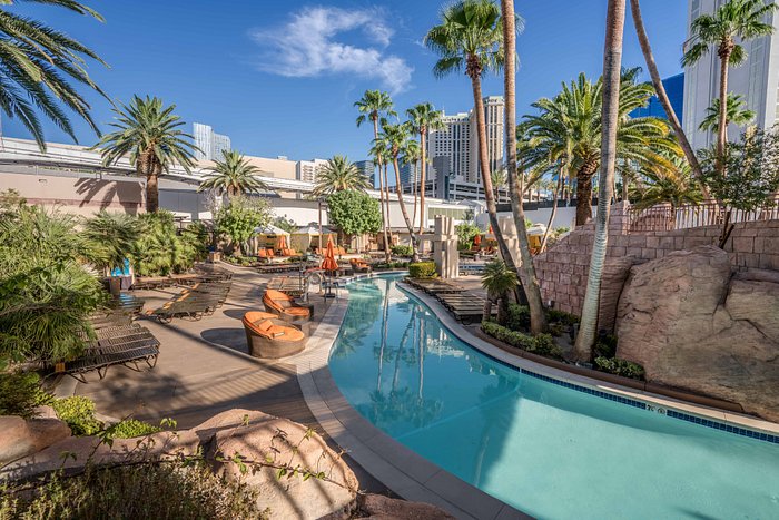 lazy river paris las vegas pool