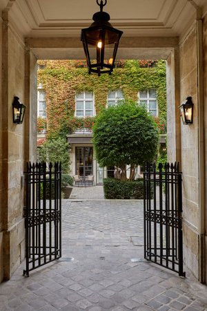 Le Pavillon de la Reine in Paris