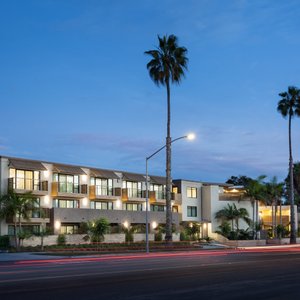 Our La Jolla hotel is just 5 mi from the University of California 