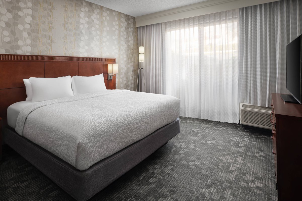 Courtyard by Marriott Phoenix Mesa - hotel rooms