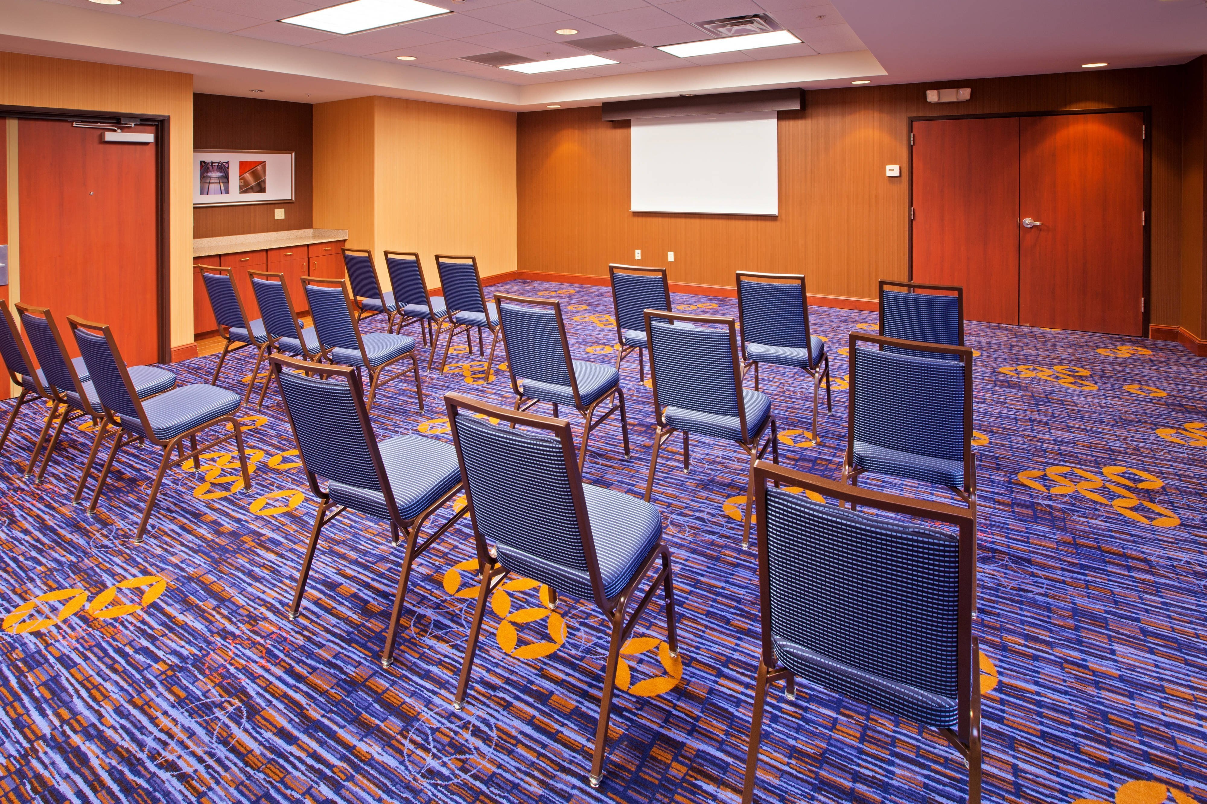 COURTYARD BY MARRIOTT LOUISVILLE NORTHEAST 118 1 4 3 Updated   Meeting Room 