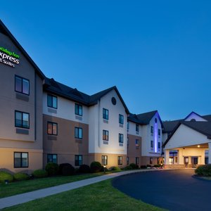 Holiday Inn Express & Suites Bradley Airport, an IHG Hotel in Windsor Locks