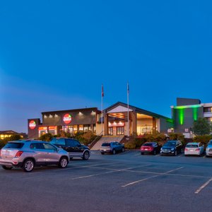 Hotel and East Side Mario`s on a sunny evening- inviting !