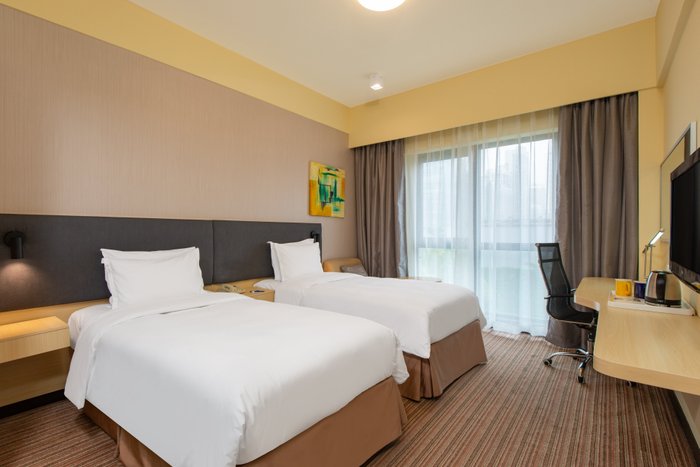 HOLIDAY INN EXPRESS SHANGHAI PUTUO, AN IHG HOTEL $57 ($̶6̶9̶) - Prices ...