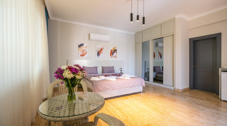 DELUXE ROOM
