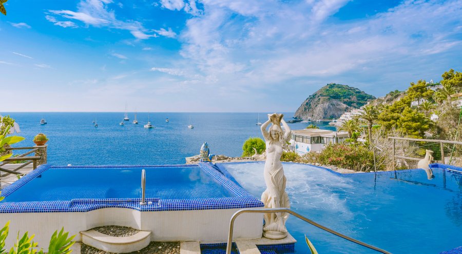 Piscina termale idromassaggio a sfioro sulla baia di S.Angelo