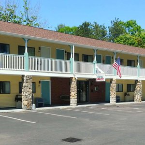 Magnuson Hotel Hampton NH Exterior