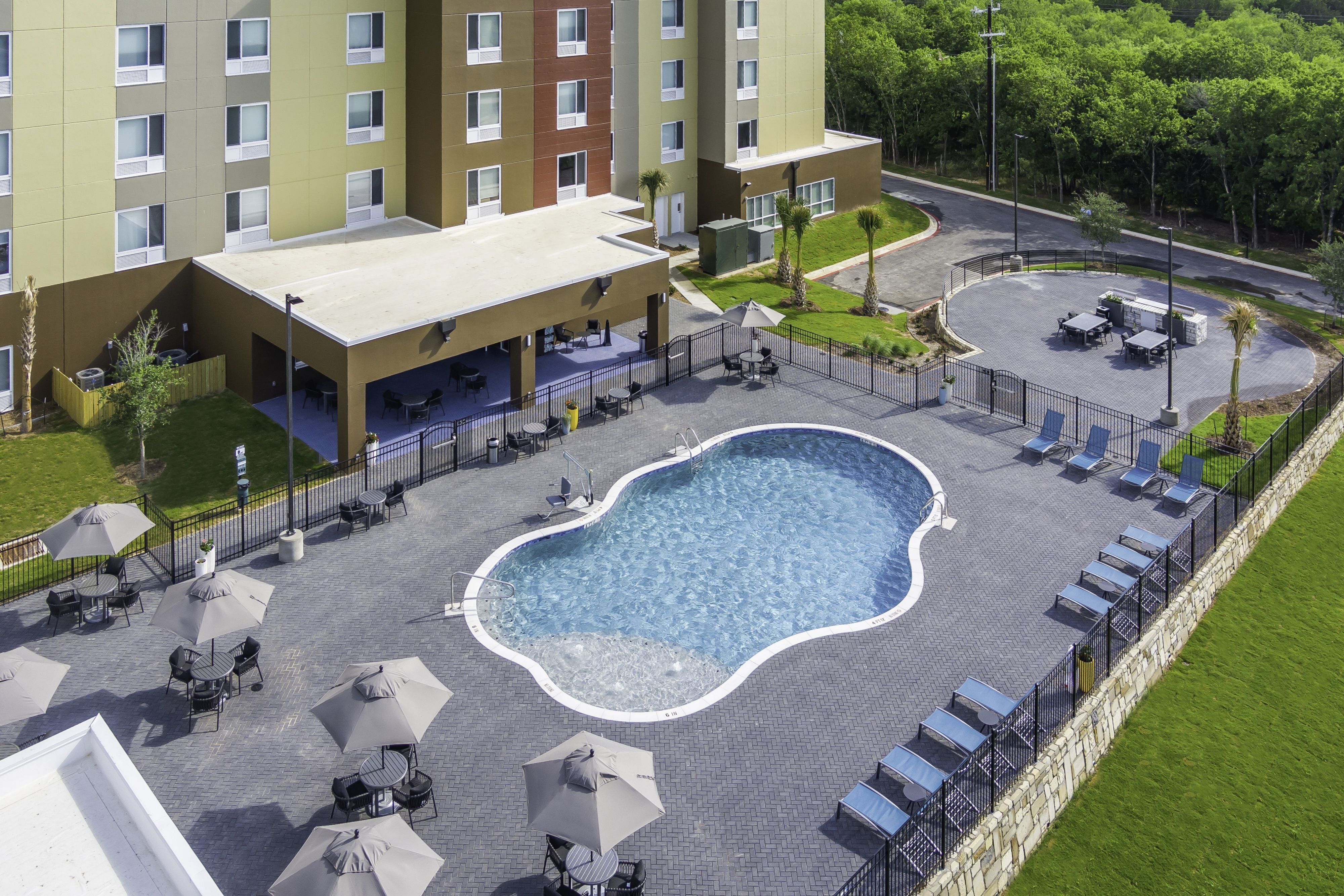 TOWNEPLACE SUITES SAN ANTONIO UNIVERSAL CITY LIVE OAK 148 1 8 4   Outdoor Pool Deck With 